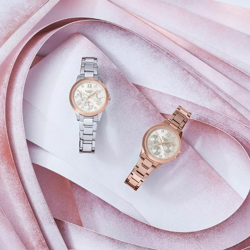 Casio Sheen SHE-3516PG-9AUEF е дамски часовник от серията Sheen на Casio, който предлага стилен и елегантен дизайн, с акцент върху модната и женствена визия. Ето някои от характеристиките и особеностите на този конкретен модел