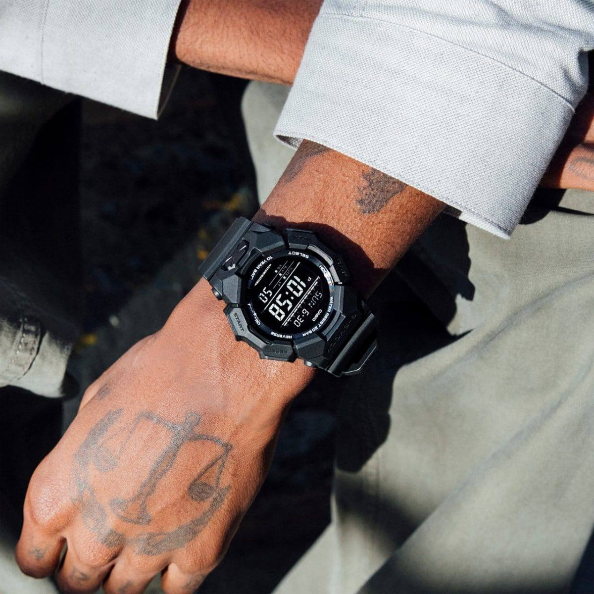 Casio G-Shock GD-010-1A1ER Carbon Core Guard черен 200м водоустойчивост