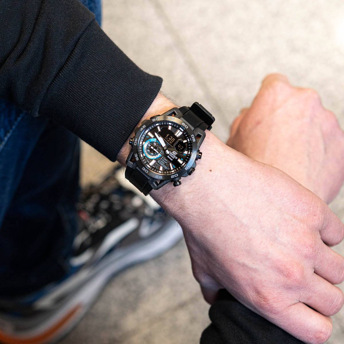 Casio Edifice ECB-40PB-1AEF на китка спортен стил