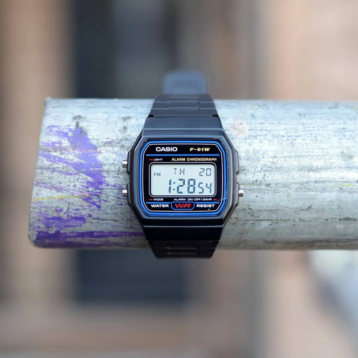 Casio F-91W-1YEG ретро часовник lifestyle снимка MorisMag